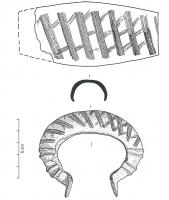 BRC-1146 - Bracelet à tige creuse : type RéallonbronzeBracelet creux, globuleux, à section en C légèrement refermée, à oreillettes bien développées. Le décor, incisé, réparti en panneaux à motifs géométriques séparés par des cannelures transversales.