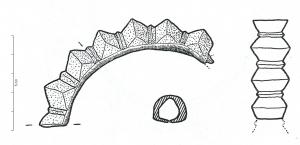 BRC-2068 - Bracelet ouvert à côtesbronzeBracelet ou anneau de cheville ouvert à section creuse, circulaire ou sub-circulaire, dont la face extérieure est ornée de côtes anguleuses, alternant avec des plages lisses ou moulurées.