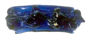 BRC-3019 - Bracelet Geb. 1verreTPQ : -260 - TAQ : -215Bracelet en verre bleu foncé à cobalt, à trois côtes, étroit. La côte centrale, plus large, est occupée par un décor plastique bourgeonnant (bourgeons disposés verticalement par trois).