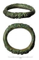 BRC-3544 - Bracelet ouvert à décor plastiquebronzeBracelet à section massive épaisse, ronde, avec deux groupes de motifs plastiques en relief (volutes celtiques) dont l'un est interrompu par l'ouverture du bracelet.