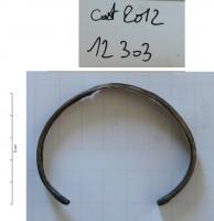 BRC-4014 - Bracelet ouvertbronzeBracelet à jonc plat, épais, orné de 2 séries de fines incisions obliques sur toute la longueur, sauf aux extrémités qui sont décorées de sillons transversaux.
