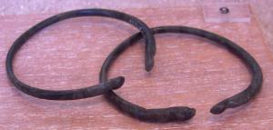 BRC-4017 - Bracelet ouvertbronzeBracelet ouvert, à jonc légèrement aplati, extrémités symétriques affrontées, en forme de têtes de serpents.