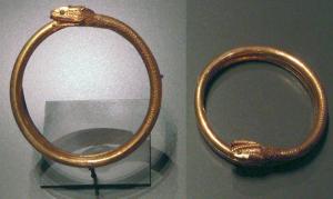BRC-4023 - Bracelet ouvert serpentiformeorBracelet en spirale figurant le corps entier d'un serpent, avec la tête très détaillée et les écailles représentées sur le haut du corps ; les yeux sont incrustés de verre noir.