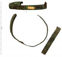BRC-4123 - Bracelet à extrémité tubulairebronzeTPQ : -30 - TAQ : 300Bracelet à corps rubanné, avec un succession de motifs estampés; une extrémité forme un tube allongé, dans lequel venait se fixer l'autre extrémité du jonc.