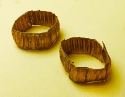 BRC-4235 - Bracelet fermé à corps godronnéorBracelet fermé à corps large, légèrement bombé (creux à l'arrière), occupé sur toute la hauteur par une succession de godrons.