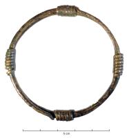 BRC-4252 - Bracelet filiforme à extrémités nouéesbronzeBracelet filiforme constitué d'une tige de section ronde, enroulée deux fois sur elle-même ; le système de fermeture est composé de quatre enroulements coulissants, régulièrement disposés sur la circonférence.