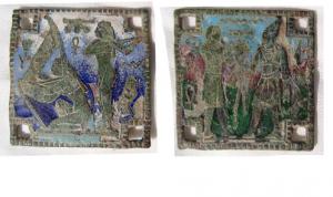 BRC-9003 - Bracelet égyptisantbronzeBracelet constitué de plaques carrées et d'éléments triangulaires aux extrémités, avec 4 ouvertures carrées aux angles pour une articulation à l'aide d'anneaux; plaques ornées des deux côté, par estampage de motifs émaillés d'inspiration égyptisante.