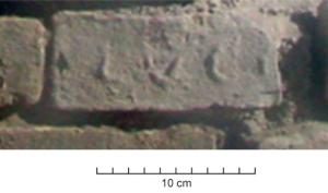 BRQ-4039 - Brique marquée LVCIterre cuiteBrique moulée, dont un petit côté montre une marque en relief, directement issue du moule : LVCI.