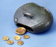 BSE-3001 - BoursebronzeBoîte renflée, équipée d'une bélière permettant de la suspendre, par exemple à la ceinture, et servant à transporter des monnaies.
