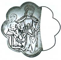 BSP-8005 - Bouton-enseigne de pèlerinage : femme avec deux enfantsbronzeBouton enseigne plat, à bélière centrée au revers; forme polylobée, incisée sur la face externe : sfemme assise au centre, aux longues nattes tombant sr les épaules, tenant à gauche un Enfant auréolé et certainement un autre à droite : Jésus et Jean-Baptiste...?