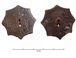 BSP-8016 - Bouton-enseigne de pelerinage : saint Mathurin de LarchantbronzeBouton enseigne légèrement bombé, à bélière centrée au revers ; forme octogonale à côtés concaves ; incisé sur la face externe : saint Mathurin de Larchant