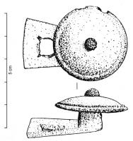 BTA-4018 - Bouton à anneauosTPQ : 1 - TAQ : 100Bouton à anneau à disque mouluré sur la face externe (cercles concentriques) ; anneau triangulaire. Le bouton est fabriqué en deux pièces, reliées par un rivet en bronze.