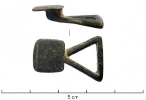 BTA-4021 - Bouton à anneaubronzeBouton à tête quadrangulaire, plate et ornée de filet(s) incisé(s) ; l'anneau est de forme triangulaire.