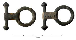 BTA-4023 - Bouton à anneaubronzeTPQ : 1 - TAQ : 400Bouton formé d'un anneau relié à une barre transversale terminée par deux boutons coniques.