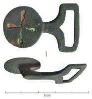 BTA-4033 - Bouton à anneaubronzeBouton à anneau à disque plat, orné d'un motif floral rayonnant, émaillé ; anneau rectangulaire avec une encoche vers le bouton.
