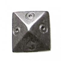 BTN-5001 - Bouton pyramidalbronzeBouton pyramidal, souvent orné d'incisions ou d'ocelles ; parfois étamé ; au revers, tige centrée terminée par une œillère.