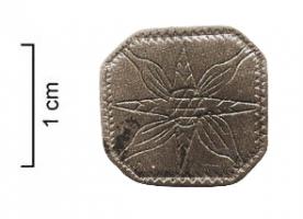 BTN-9021 - Bouton octogonalargentTPQ : 1800 - TAQ : 1850Bouton carré à angles abattus, porté en paire reliée par un anneau; décor incisé représentant généralement une fleur centrée.