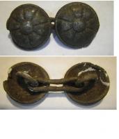 BTN-9028 - Bouton de colbronzeBouton de col en alliage cuivreux, bélière centrée au revers, porté en paire reliée par un anneau métallique allongé. Surface externe découpée en pétales avec un bouton central, bordure guillochée.