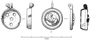 BTS-4021 - Boîte à sceau circulaire : panthèrebronzeTPQ : 50 - TAQ : 150Boîte à sceau circulaire dont le couvercle, pourvu d'une moulure circulaire (souvent marquée d'incisions perpendiculaires), est orné d'un ornement riveté en forme de panthère à gauche, tête retournée vers l'arrière ; fréquent décor tacheté de nielle sur l'animal et sur la couronne.