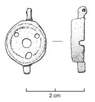 BTS-4037 - Boîte à sceau circulairebronzeTPQ : 150 - TAQ : 300Fond de boîte à sceau circulaire, avec un appendice axial destiné à faciliter le calage d'un couvercle sans doute émaillé. Fond percé de 3 ou 4 trous, dans ce cas disposés en losange, ou en étoile autour d'un trou central.