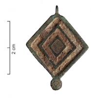 BTS-4138 - Boîte à sceau losangiquebronzeTPQ : 100 - TAQ : 300Boîte à sceau losangique avec couvercle creusé de loges d'émail : trois losanges superposés ; bouton à la pointe.