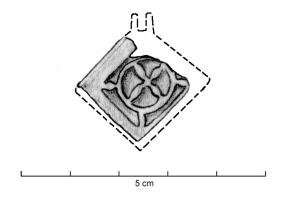 BTS-4152 - Boîte à sceau losangiquebronzeBoîte à sceau losangique à couvercle débordant ; le couvercle est creusé de loges d'émail encadrant un cercle formé de 4 pétales rayonnants.