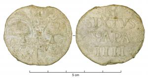 BUL-9107 - Bulle pontificaleplombTPQ : 1471 - TAQ : 1484Disque épais en plomb, perforé pour le passage de rubans, et frappé au nom du pape émetteur : sur une face, les têtes schématisées de Pierre et Paul, SPA - SPE ; au revers : SIXTVS / •PAPA• / •IIII• (Sixte IV, O.F.M. pape de 1471 à 1484).