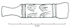 CAC-4004 - Couteau à affûter les calamesbronze, ferPetit couteau en fer, à manche de bronze étamé ; lame à bords parallèles, tranchant rectiligne, le dos s'incurve brusquement vers la pointe; manche cylindrique orné de motifs incisés évoquant des plumes.