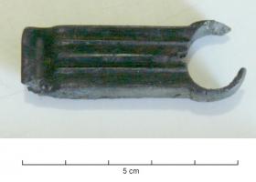 CAC-4027 - Couteau à affûter les calamesosCouteau dont le manche, de section rectangulaire massive, est orné de cannelures parallèles sur les deux faces, et terminé par un anneau. L'extrémité distale doit être entaillée pour recevoir la soie, qui doit être rivetée.