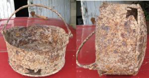 CHD-4004 - ChaudronferChaudron à panse bipartite, le fond arrondi serti au niveau d'une carène sous une paroi verticale légèrement évasée; deux attaches rivetées servent à fixer une anse mobile, le tout en fer.