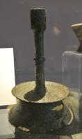 CHL-8001 - Chandelier flamandbronzeTPQ : 1450 - TAQ : 1550Chandelier à socle tronconique évasé, surmonté d'une collerette divergente, tige de section circulaire terminée par une bobèche cylindrique à fente latérale pour le réglage de la bougie.