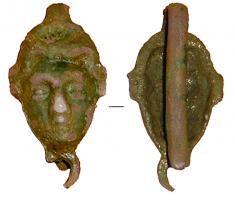 CLA-8009 - ClavendierbronzeClavendier représentant une tête humaine ; au revers, crochet vers le bas pour fixer l'objet sur une ceinture.