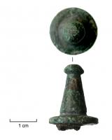 CLD-4007 - Clou décoratifbronze, ferTPQ : -30 - TAQ : 400Clou en bronze, coulé sur une tige de fer, comportant une tige légèrement tronconique terminée au sommet par un bouton, la base marquée par une large collerette.