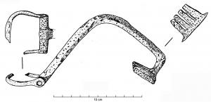 CLE-4036 - Clé à translationferClé en fer dont l'extrémité de la tige comporte un étrier articulé ; à l'opposé, la tige coudée se termine par un panneton à dents, parallèle au plan de la tige.