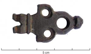 CLE-4088 - Clébronze, ferClé à manche en bronze consitué de trois ajours circulaires disposés en triangle au-dessus d'une moulure de section rectangulaire, profondément encochée sur les 4 côtés afin de permettre le sertissage de la clé dans le manche perforé.