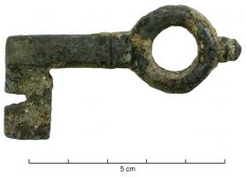 CLE-5007 - Clé à rotation pour cadenasbronzePetite clé à tige creuse, panneton latéral à mouvement rotatif (découpes généralement simples et peu nombreuses); l'anneau est prolongé par un ergot axial, généralement mouluré.