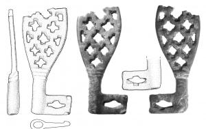 CLE-6002 - Clé à rotationbronzeTPQ : 700 - TAQ : 800Clé à poignée coulée, en forme de goutte, entièrement ajourée d'un motif répétitif, incluant souvent une croix; panneton latéral et tige creuse.