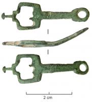 CLE-6021 - Clé à platinebronzeClé plate, de petite taille caractérisée par une plaque distale dont les ajours doivent correspondre aux dents d'un pène, prolongée à l'opposé de la tige par un ergot à bouton ou barre transversale en T.