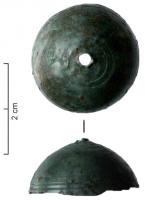 CLT-4011 - Clochettebronze, ferTPQ : 1 - TAQ : 400Clochette en forme de simple calotte de sphère, à profil régulier, orné de groupes de cercles incisés au tour. Le battant en fer est supensu au sommet par un fil de bronze, passé dans un petit orifice, et dont l'extrémité externe permet sans doute la suspension.