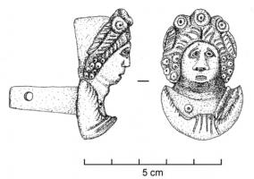 CLV-4007 - Clavette anthropomorphebronzeTPQ : 75 - TAQ : 200Clavette en forme de buste féminin, haute coiffure surmontée de rouleaux ; barre de section rectangulaire, perforée à l'extrémité, à l'arrière de l'objet.