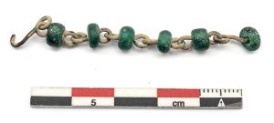 COL-4021 - Collierbronze, verreTPQ : 250 - TAQ : 350Chaînette dont les maillons portent des perles subsphériques en verre.