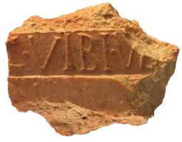 COV-4006 - Tuile estampillée C.VIBI.VEterre cuiteMarque C.VIBI.VE de Caius Vibius Ve(lis filius).