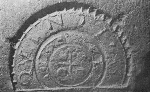 COV-4053 - Tuile estampillée QVINTI.ASterre cuiteTuile estampillée QVINTI.AS (marque en cercle tronqué). Au centre, croix latine avec quatre globules.