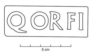 COV-4385 - Tuile estampillée Q ORFIterre cuiteTuile estampillée Q ORFI, dans un cartouche rectangulaire.