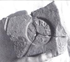 COV-4426 - Tuile estampillée D. FABR. PLACterre cuiteTuile estampillée D. FABR. PLAC, en cercle dans un cartouche circulaire.