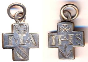 CRF-9004 - Croix inscriteargentCroix inscrite en argent surmontée d'une bélière et d'un anneau, portant sur chaque face une inscription et un décor incisés : MA surmonté d'une couronne ; IHS surmonté d'une croix.