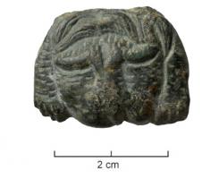 CRU-4039 - CruchebronzeCruche dont l'anse a la forme d'une dépouille de lion, la tête aux yeux fermés pendant à la base entre les deux pattes antérieures.