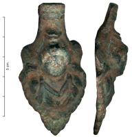 CRU-4047 - CruchebronzeCruche dont l'attache inférieure de l'anse, en forme de feuille, porte un buste, peut-être coiffé d'un modius (Isis ? Sarapis ?).
