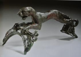 CRU-4066 - Cruche, anse en forme de panthèrebronzeAnse posée sur le col et l'épaule d'une cruche, constituée d'une figurine de panthère bondissante.
