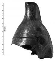 CSQ-3018 - Casque de type phrygienbronzeCasque dont le timbre, martelé d'un seul tenant, évoque la forme d'un bonnet phrygien ; les couvre-joues étaient rapportés.